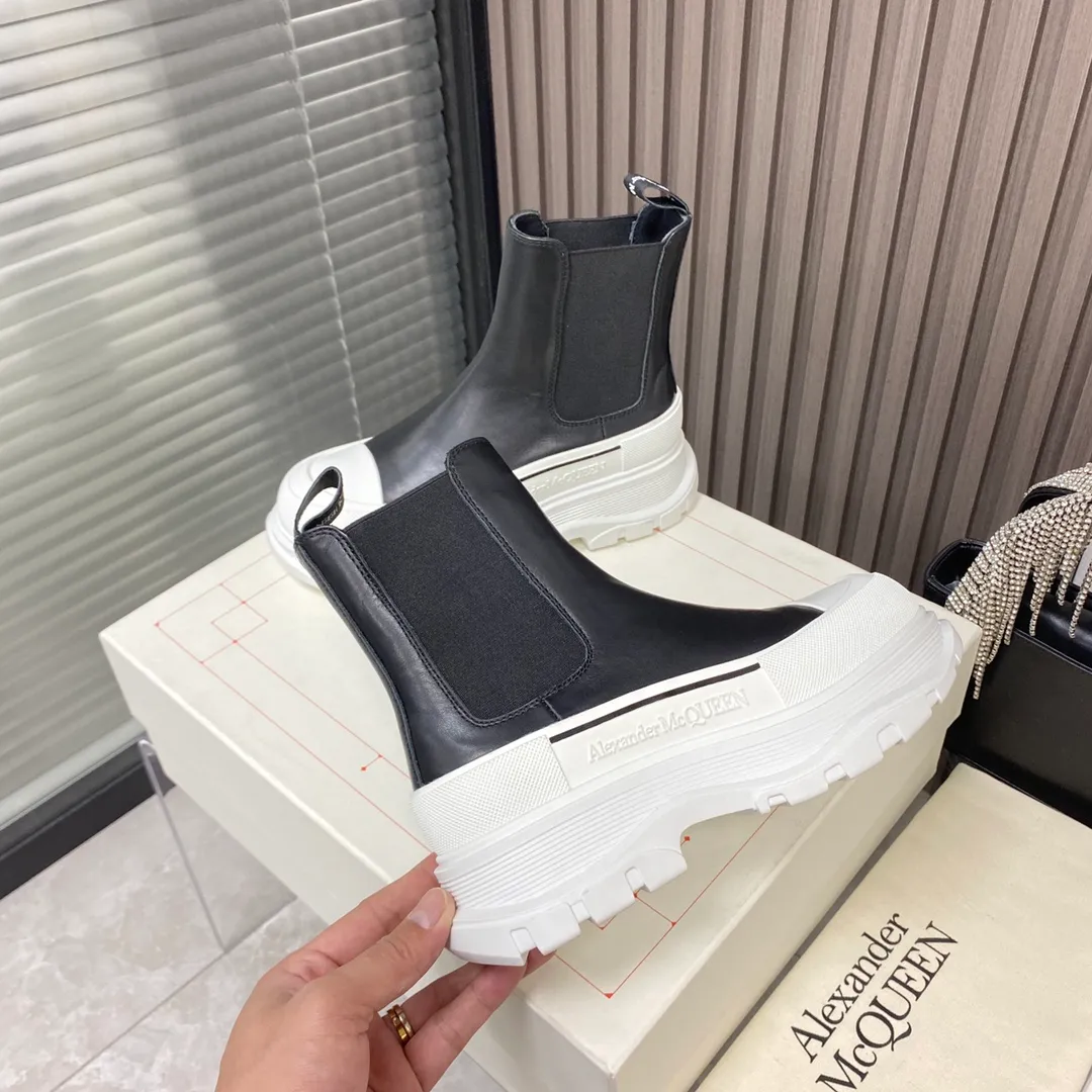 👟👟Ex-factory price 560👟👟 Women's shoe factory Alexander Mcqueen/McQueen 22 autumn and winter series Martin boots short boots, original development and the highest version. The style is simple and elegant. Another long-leg artifact. The height of the boot is just right. Highly recommended for small girls. Imported cowhide for the upper and imported sheepskin for the lining. T👟👟Ex-factory price U combination outsole Size: Women 35-40,